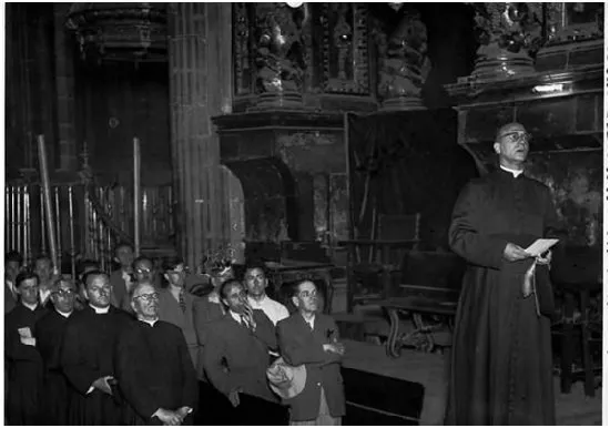 El padre Branthomme y los peregrinos. Catedral de Santiago 1949